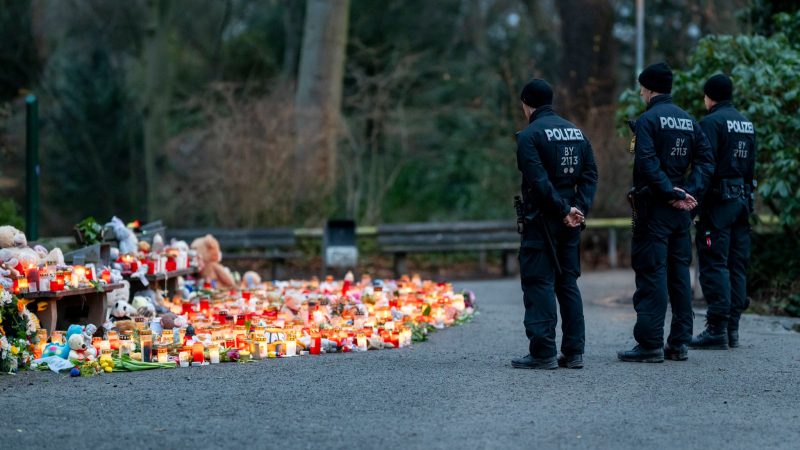 Gedenken im Park Schöntal: Kerzen für die Opfer des Angriffs in Aschaffenburg