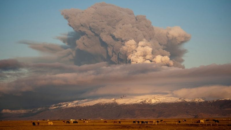 Ein Vulkanausbruch am Gletscher Eyjafjallajökull hatte 2010 über Tage den internationalen Luftverkehr lahmgelegt. (Archivbild)