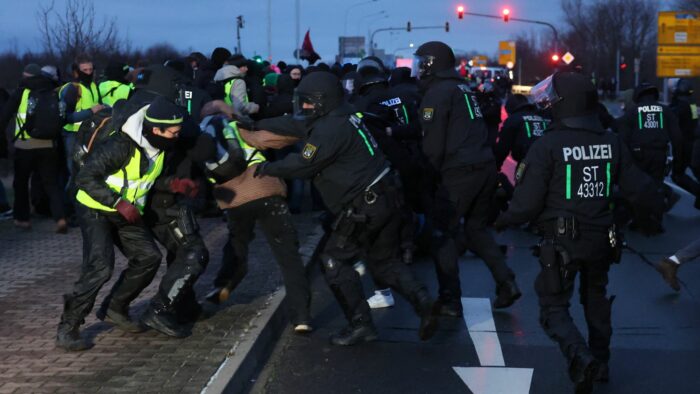 In Riesa werden Tausende Demonstranten gegen den Bundesparteitag der AfD erwartet. 