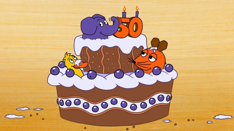 Der kleine Elefant, die Maus und die Ente sitzen auf einer Torte - am 5. Januar 2025 hat der Elefant seinen 50. Geburtstag. (Bild: WDR)