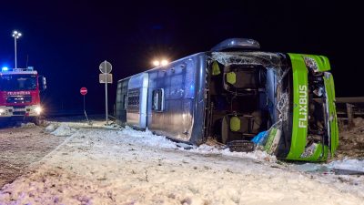 Polizei zu Unfall: Flixbus kam wegen Wetters von Fahrbahn ab