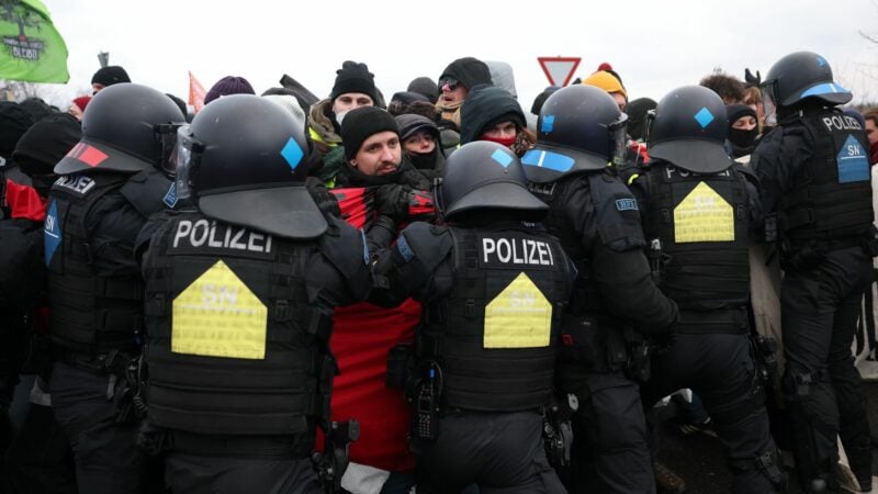 Polizisten stoppen eine Demonstration gegen den Bundesparteitag der AfD.