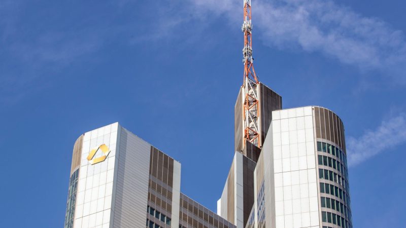 Baut die Commerzbank im Kampf gegen eine Übernahme durch die Unicredit tausende Arbeitsplätze ab? (Archivbild)