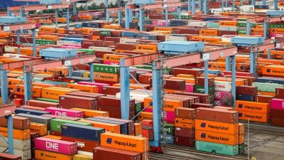 Auch über diese Container im Hamburger Hafen im- und exportiert Deutschland Waren.