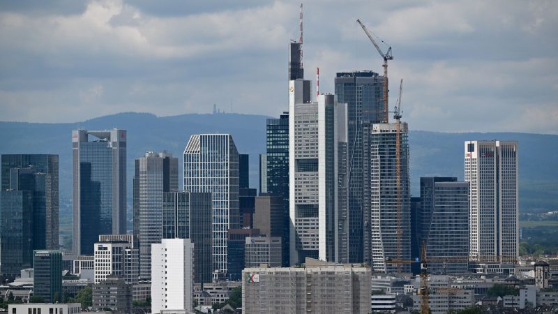 Banken halten sich mit Krediten an Mittelständler zurück (Archivbild).