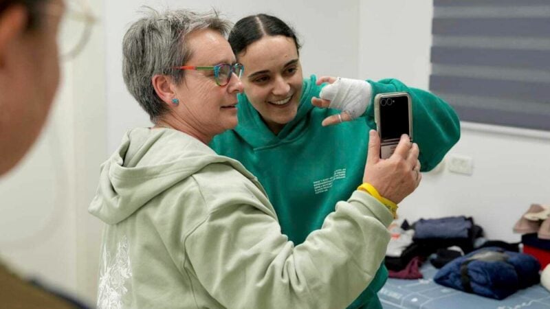 Emily Damari (r) ist nach mehr als 15 Monaten in der Geiselhaft der islamistischen Hamas im Gazastreifen freigelassen worden.