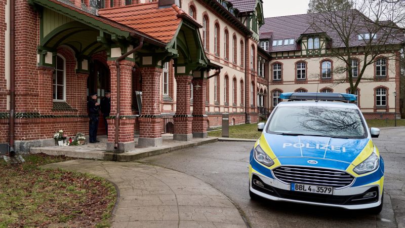 Nach zwei Gewalttaten in Beelitz-Heilstätten südwestlich von Berlin ermittelt die Staatsanwaltschaft wegen Mordes und versuchten Mordes.