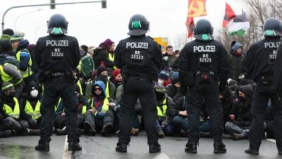 Protestierende und Polizei standen sich vielerorts direkt gegenüber.