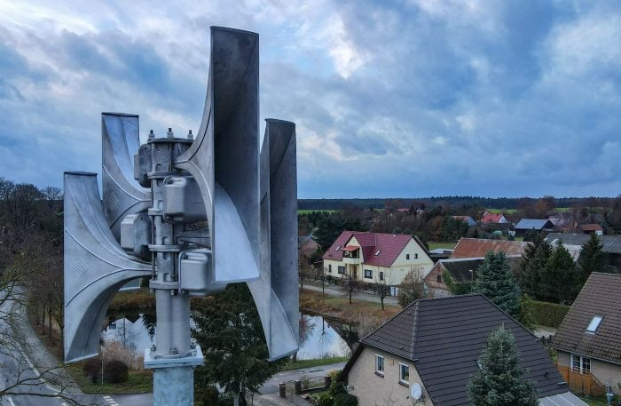 Sirenen für die Warnung der Bevölkerung - wie hier in einem Dorf in Brandenburg - gibt es nicht überall in Deutschland. Allerdings sind in den vergangenen Jahren vielerorts neue Sirenen installiert beziehungsweise alte Sirenen repariert und teilweise modernisiert worden. (Archivfoto)