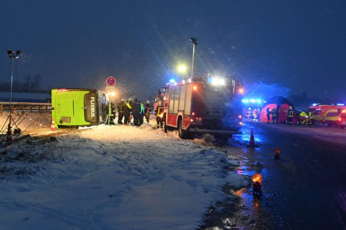 Bei dem Unfall sind ersten Erkenntnissen nach zwei Menschen ums Leben gekommen.