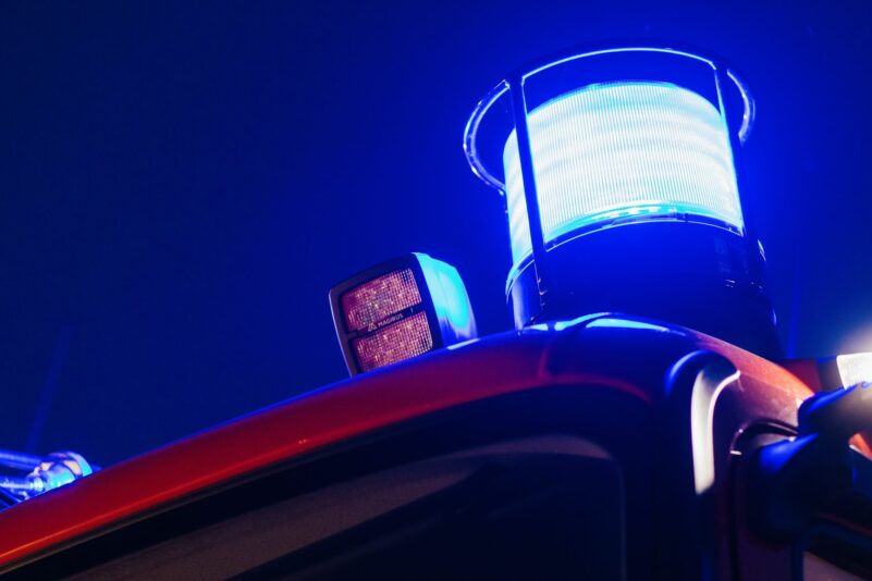 Ein Blaulicht ist auf einem Feuerwehr-Einsatzfahrzeug montiert. (Symbolbild)