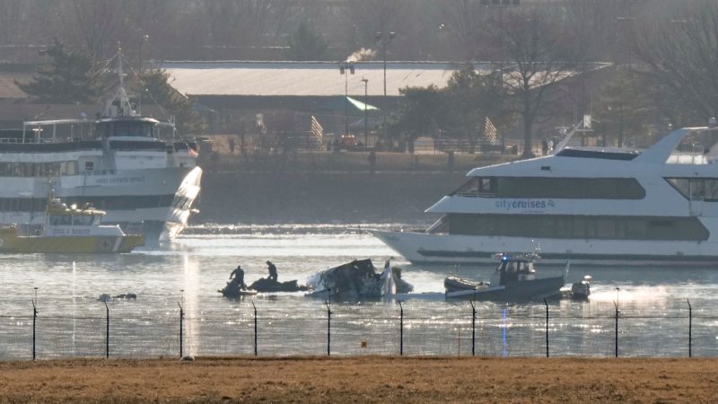 Such- und Bergungskräfte arbeiten auf dem Potomac.