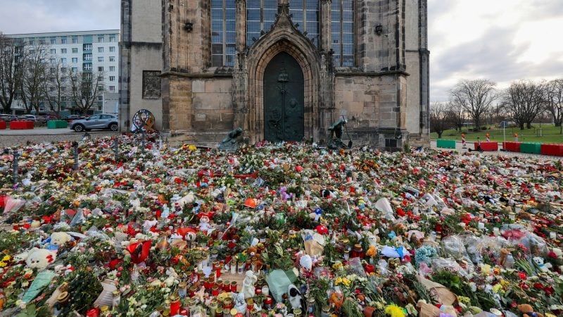 Nach Anschlag auf den Magdeburger Weihnachtsmarkt: Hunderte Kerzen, Blumen und Plüschtiere finden sich vor der Johanniskirche für die Opfer des Anschlags.