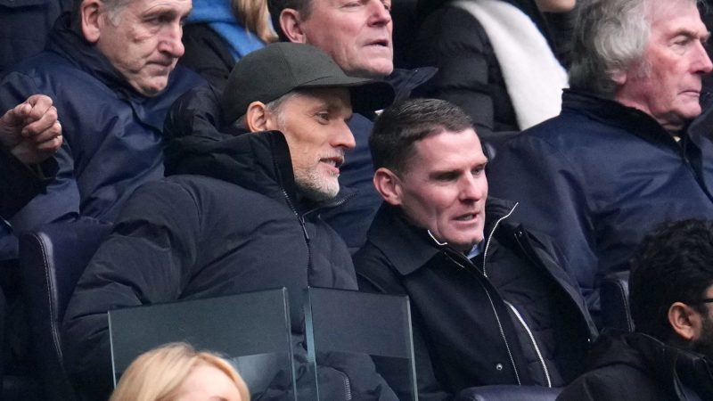 Thomas Tuchel (l) und sein Assistent Anthony Barry (r) verfolgen das Spiel von Tottenham gegen Newcastle.