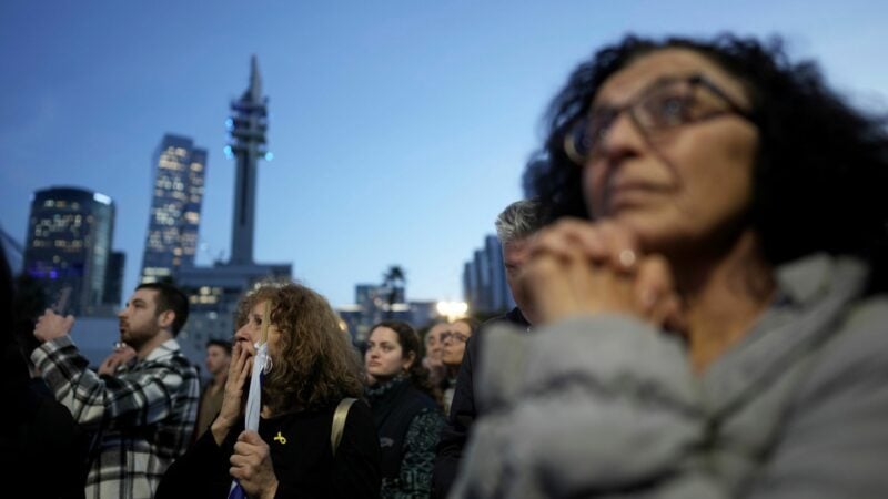 In Israel verfolgten Menschen vergangenes Wochenende die Freilassung dreier Geiseln. (Archivbild)