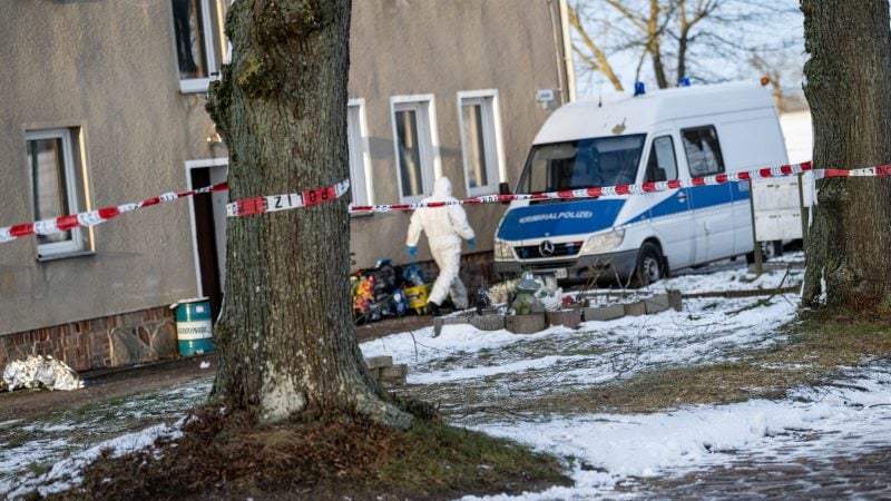 Die Polizei ist nach einer Gewaltattacke in einem Ortsteil von Casekow in der brandenburgischen Uckermark im Einsatz und sichert Spuren.