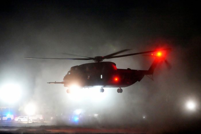 Ein israelischer Hubschrauber startet im Süden Israels mit den Geiseln Romi Gonen, Doron Steinbrecher und Emily Damari, die am 7. Oktober im Gazastreifen von der Hamas entführt worden waren, nachdem sie aus dem Gazastreifen befreit wurden.