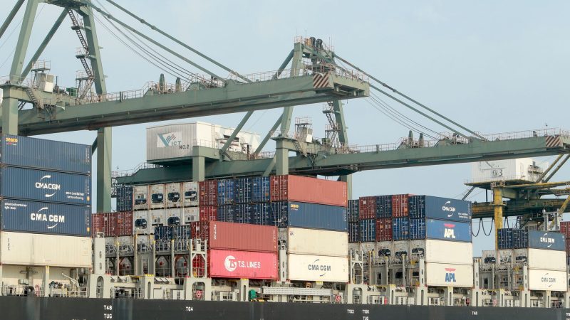 Container werden in Vietnam auf ein Schiff verladen. (Archivbild)