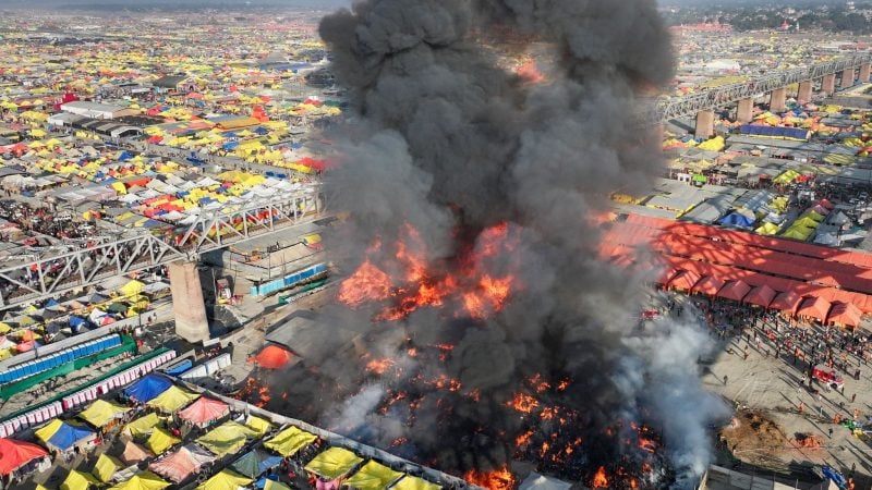 Feuer bei riesigem Pilgerfest in Indien.