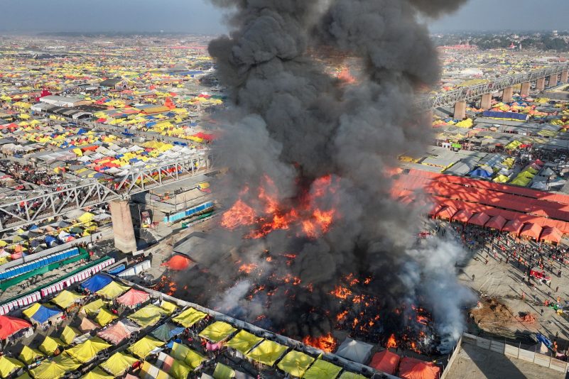 Feuer bei riesigem Pilgerfest in Indien.