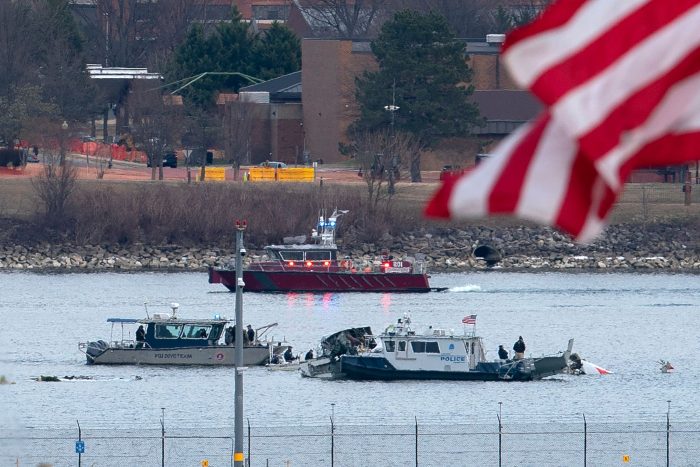 Nach dem Flugzeugunglück in Washington läuft die Bergung von Todesopfern und die Suche nach der Ursache für den Absturz.