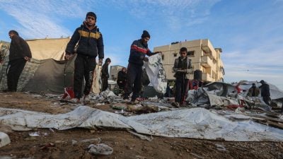 Die israelische Armee sprengte nach eigenen Angaben einen großen Gebäudekomplex in unmittelbarer Nähe zum Grenzzaun.