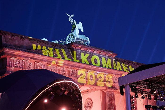 «Willkommen 2025» steht bei der Probe zur ZDF-Show am Brandenburger Tor.