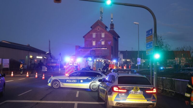 In Nersingen erfasst ein Auto drei Menschen. Ein Notarzt wird mit dem Hubschrauber zum Einsatzort gebracht.