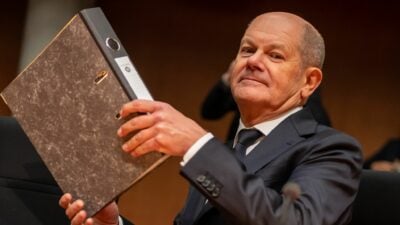 Bundeskanzler Olaf Scholz nimmt als Zeuge an der Sitzung des Untersuchungsausschusses zum Atomausstieg teil.