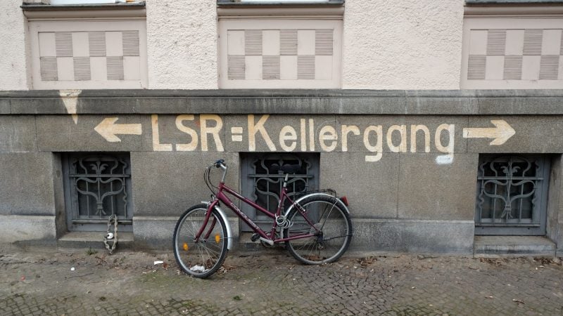 Der Schriftzug «LSR Kellergang» steht an der Fassade eines Wohnhauses im Leipziger Stadtteil Schleußig. «LSR» bedeutet Luftschutzraum. Der Hinweis für die Zivilbevölkerung war ab dem Jahr 1944 in deutschen Städten an den Häusern zu sehen. (Archivfoto)