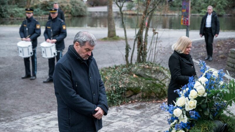 Kränze für die Opfer der Messerattacke von Aschaffenburg.