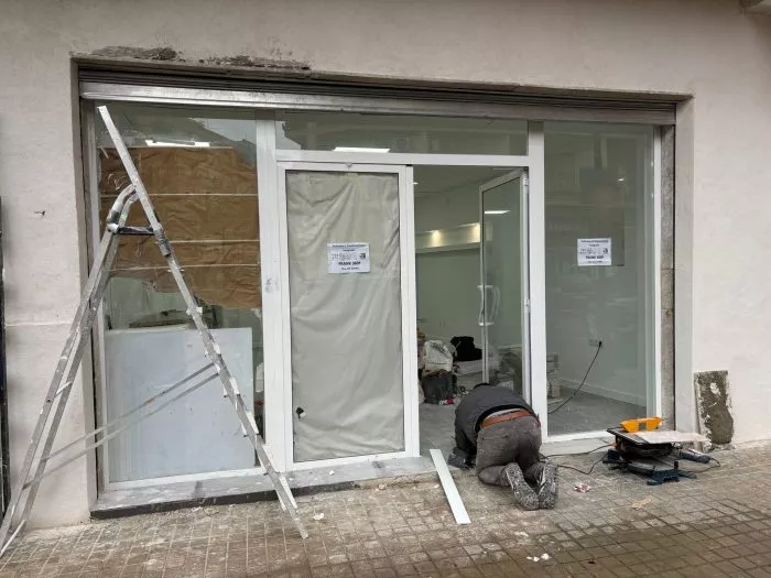 Viel Geschäfte in dem Flutgebiet sind geschlossen, doch an einigen Orten wird hoffnungsvoll für eine Wiedereröffnung renoviert.