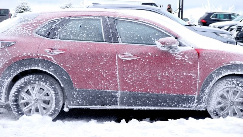 Ein mit Frost überzogenes parkendes Auto auf dem Fichtelberg. Zahlreiche Urlauber haben den Schneefall am Ende der Weihnachtsferien für den Wintersport genutzt.