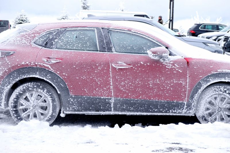 Ein mit Frost überzogenes parkendes Auto auf dem Fichtelberg. Zahlreiche Urlauber haben den Schneefall am Ende der Weihnachtsferien für den Wintersport genutzt.