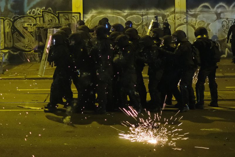 Auch das war Silvester: Angriffe auf die Polizei wie hier in Leipzig.