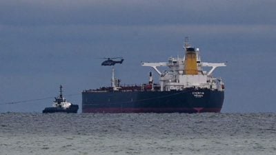 Die 24 Besatzungsmitglieder des Tankers „Eventin“ werden nach Angaben des Wasserstraßen- und Schifffahrtsamts Ostsee versorgt.