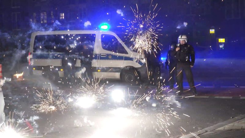 Nach der Silvesternacht mit vielen Böllerschäden und Gewalt werden Rufe nach Konsequenzen lauter. (Archivbild)