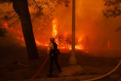 Waldbrand bei Los Angeles schlägt Tausende in die Flucht