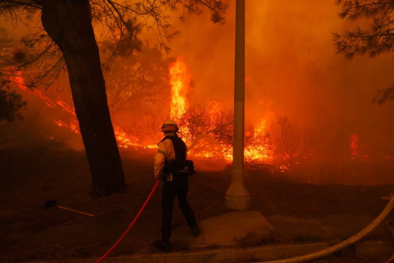 Waldbrand bei Los Angeles schlägt Tausende in die Flucht