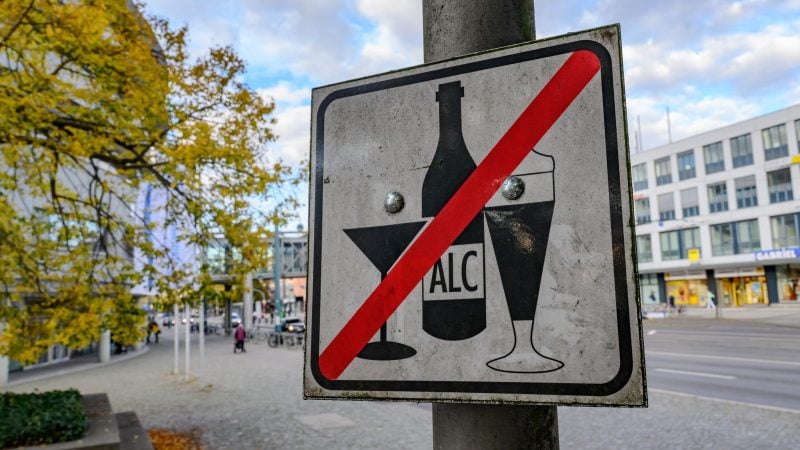 An manchen Orten im öffentlichen Raum ist Alkohol-Trinken verboten - etwa hier in Frankfurt (Oder). (Archivbild)