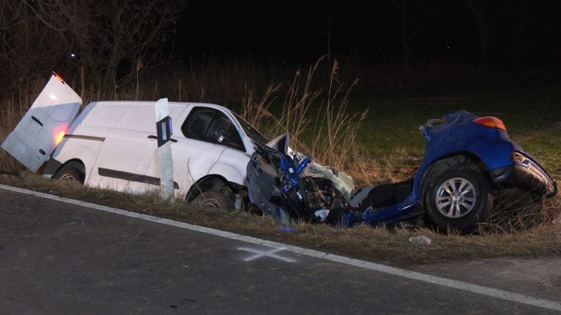 Ein dreijähriges Kind überlebt schwer verletzt einen Unfall in Pewsum - seine beiden Eltern sterben.