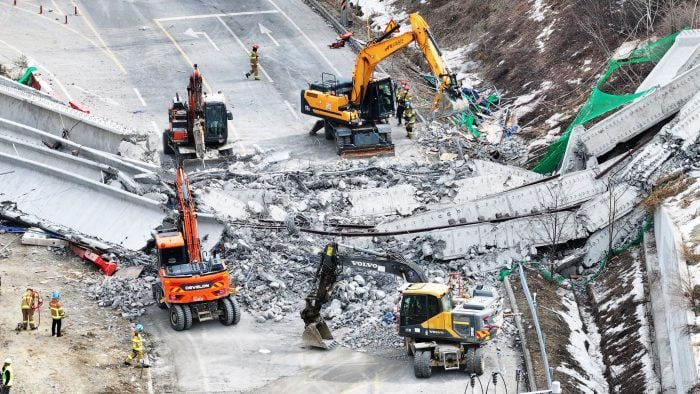 Mindestens zwei Personen bei einem Brückeneinsturz in Südkorea gestorben. 