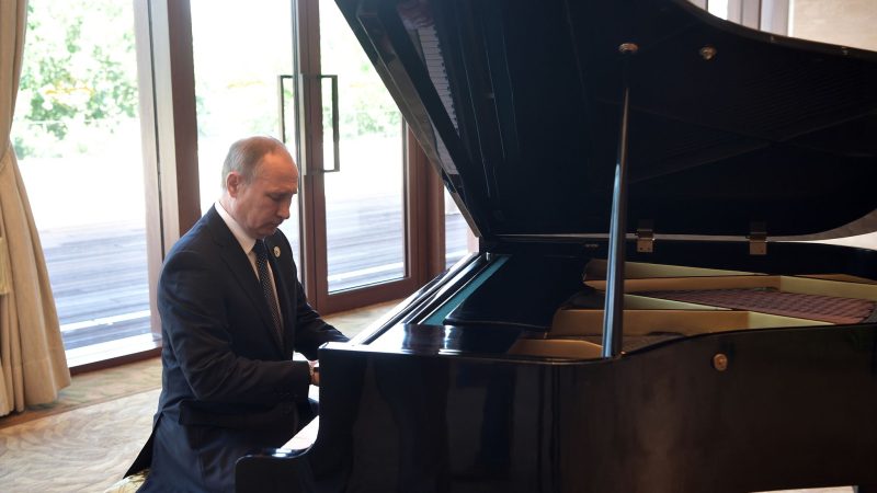 Der russische Präsident Wladimir Putin gibt sich gern als Kulturliebhaber und will nun einen internationalen Schlagerwettbewerb im eigenen Land gründen. (Archivbild)