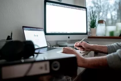 Umfrage: Homeoffice und Büro sind nah beieinander bei Einsamkeitsgefühlen