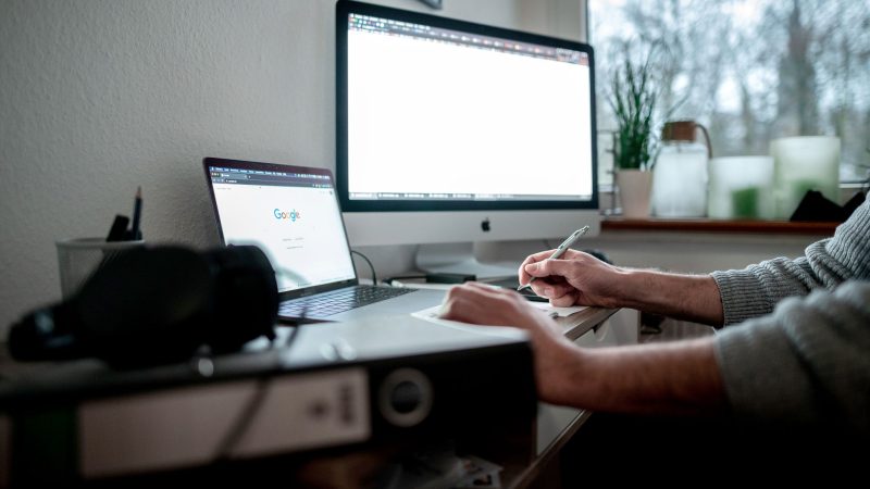 Trotz vieler Stunden im Homeoffice fühlen sich die meisten Beschäftigten nicht einsamer als im Büro.