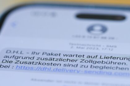 Die Deutsche Telekom will vom 1. April an betrügerischen SMS blockieren.
