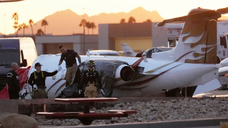 Am Flughafen Scottsdale hat ein Privatjet ein parkendes Flugzeug gerammt.