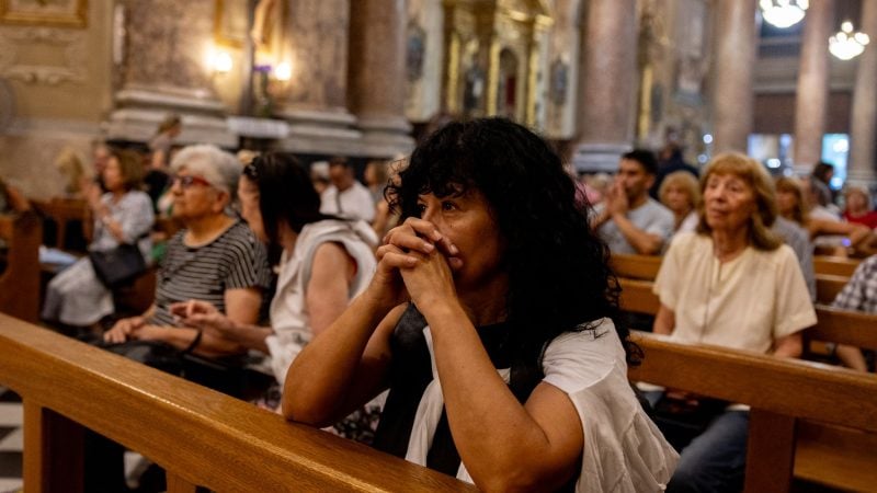 Sorge um den Papst: Gläubige nehmen an einer Messe für die Gesundheit von Papst Franziskus in der Basilika von San José de Flores in Argentinien teil.