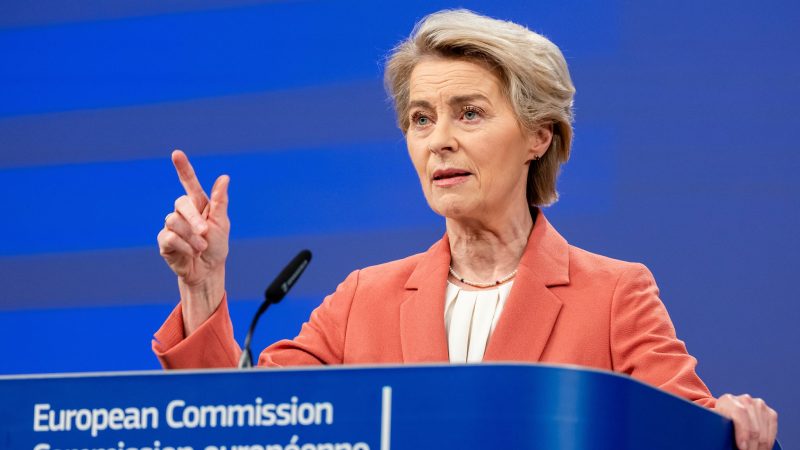 Die EU wird sich die neuen US-Zölle nach Angaben von Kommissionspräsidentin Ursula von der Leyen nicht gefallen lassen. (Archivbild)