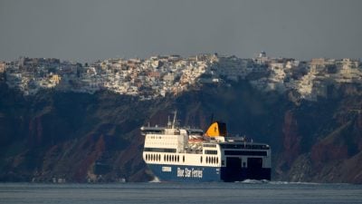 Auf Santorini stehen viele Häuser direkt am Kraterrand. Das kann bei einem starken Erdbeben zum Problem werden. (Archivbild)